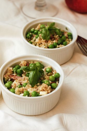 kvinojas-salati-ar-zirnisiem-un-bekonu