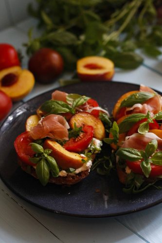 brusketa-ar-persikiem-burrata