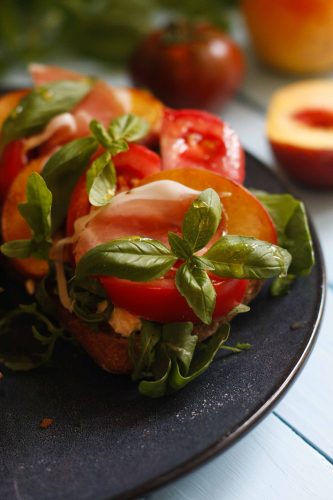 brusketa-ar-persikiem-burrata