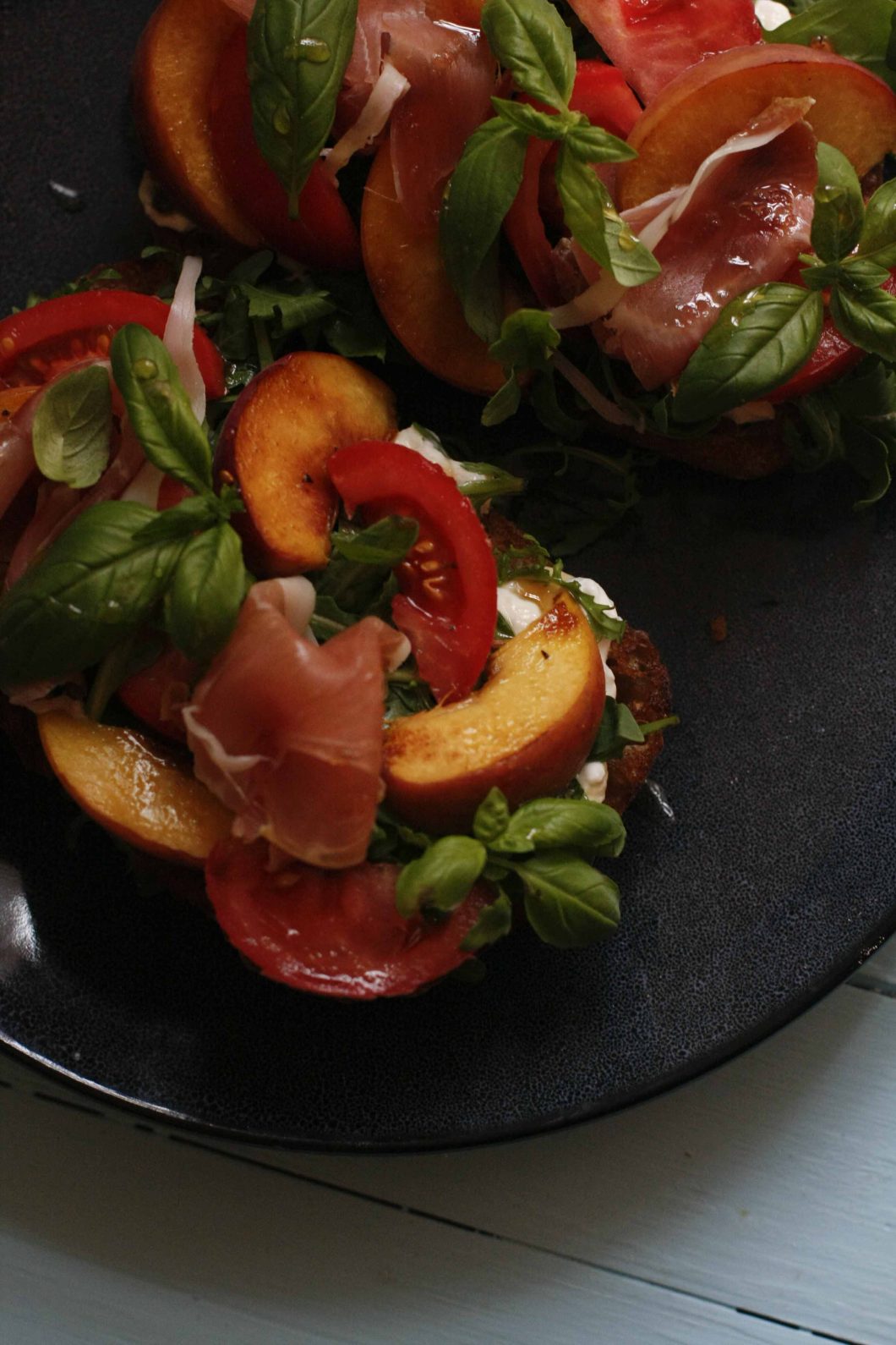 brusketa-ar-persikiem-burrata