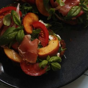 brusketa-ar-persikiem-burrata