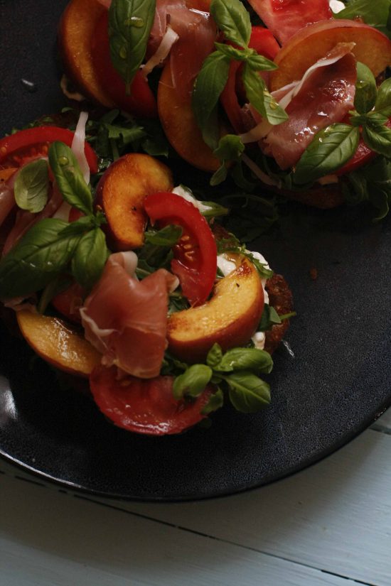 brusketa-ar-persikiem-burrata
